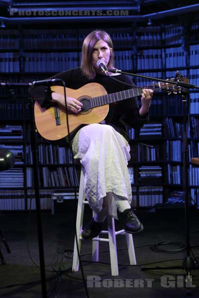 ALDOUS HARDING - 2016-03-23 - PARIS - L'Archipel (26 bis rue de Saint Petersbourg) - Hannah Sian Topp